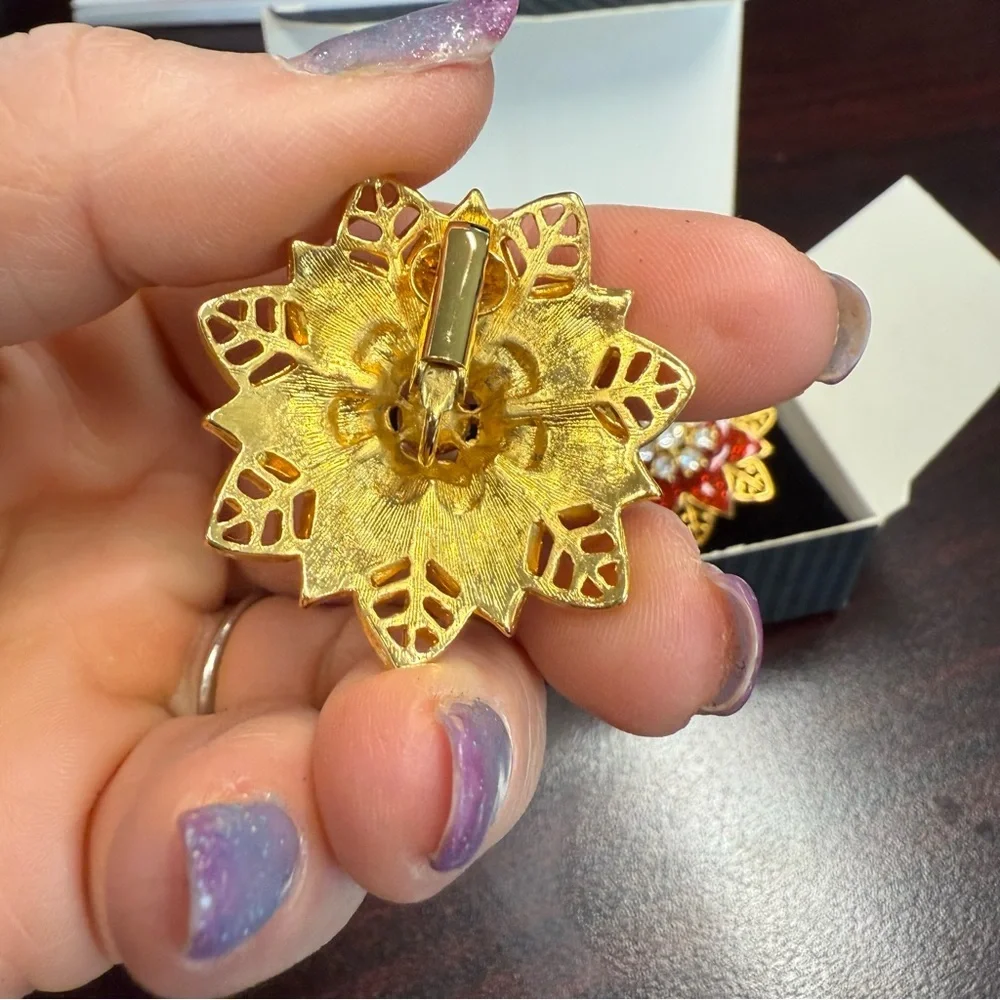 Avon “Festive Sparkle” Red and Gold Floral clip Earrings NIB vintage 1992